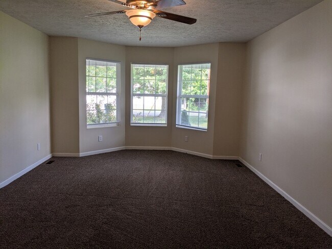 Building Photo - 4 Bedroom House in East Glenn