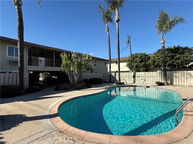 Foto del edificio - 554 S Barranca Ave