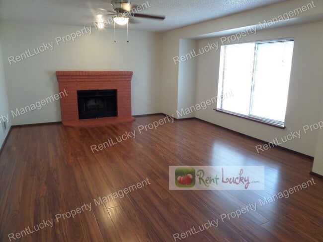 Building Photo - Green-Parkland Duplex