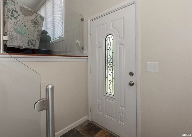 Building Photo - 3621 Oakwood Dr