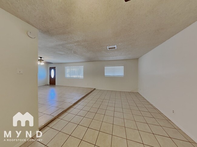 Building Photo - 5619 N 61st Cir