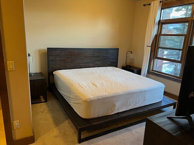 Foto del edificio - Unfurnished 2 bedroom in Frisco. Walk to Main Street! Garage and private Hot tub!