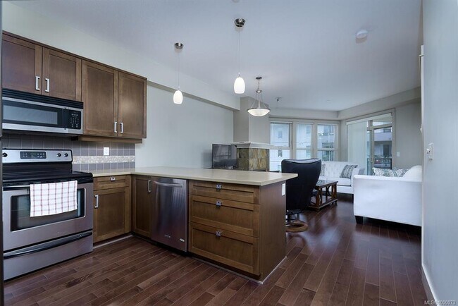 Photo du bâtiment - 6310 Mcrobb Ave