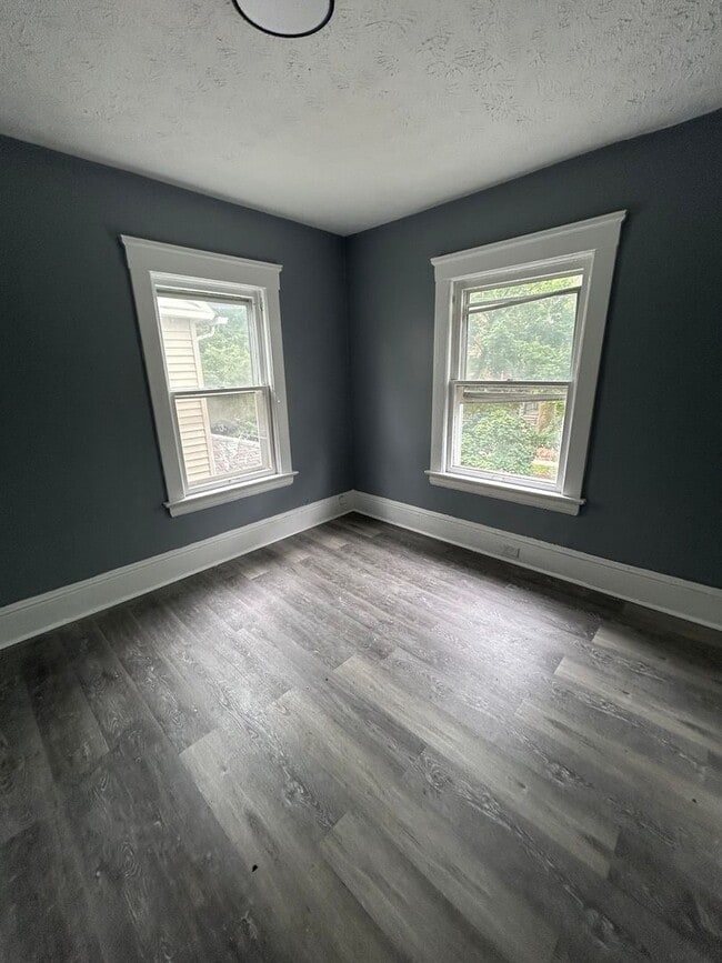 Building Photo - SECTION 8 and EDEN Accepted! Newly renovat...