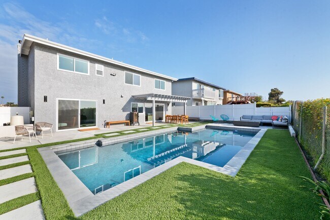 Building Photo - Costa Mesa, Panoramic Views, Pool - Fully ...
