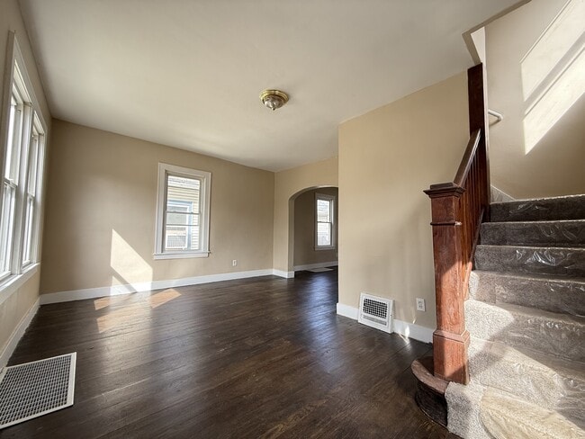Building Photo - 1330 W Hillsdale St