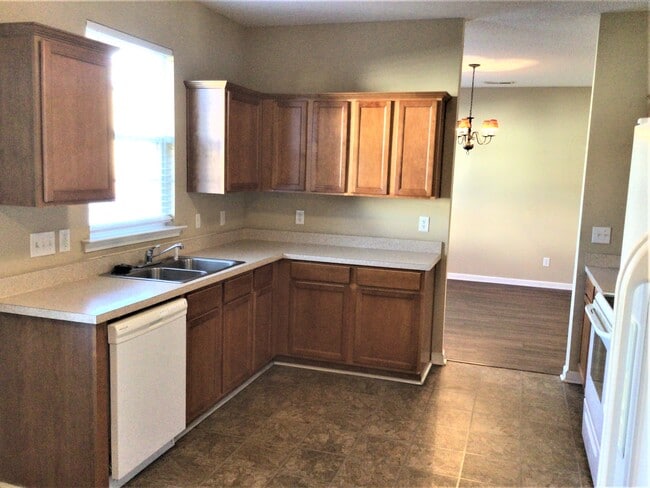 Foto del edificio - 6140 Glen Way Dr