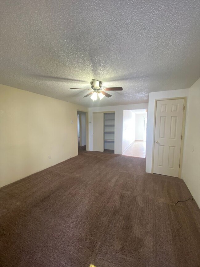 Building Photo - Great Value!!! 3 bed, 1 bath apartment