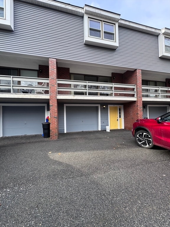 Building Photo - 168 Pine St