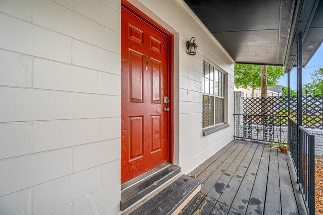 Foto del edificio - Renovated Seminole Heights Townhome with Laundry Included