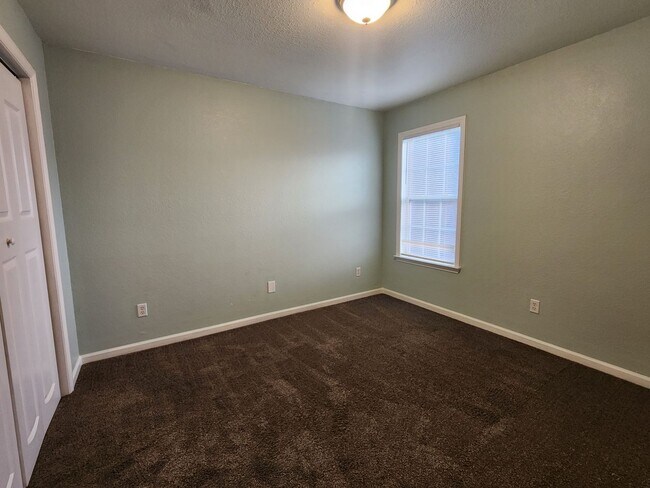 Building Photo - Comfortable 3-Bedroom Home with Open Layout
