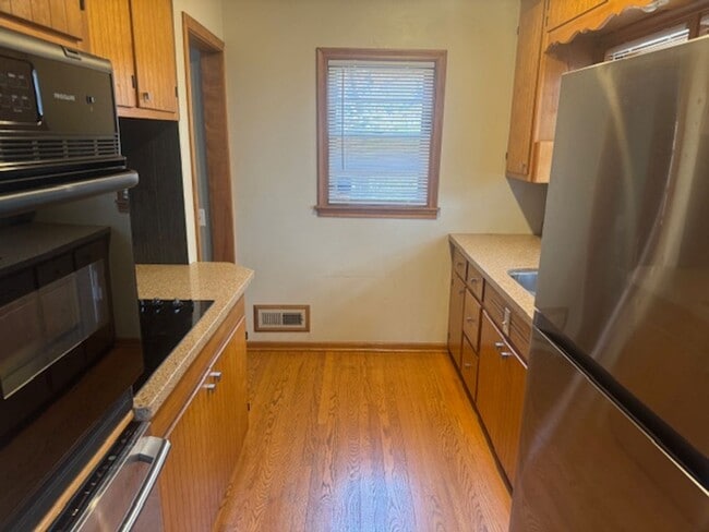 Foto del edificio - Updated SFH with 3 Beds, 1.5 Baths, 2 Car Garage in the Heart of Edina!