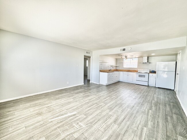 Building Photo - Beautifully renovated 2 bedroom 1 bath dow...