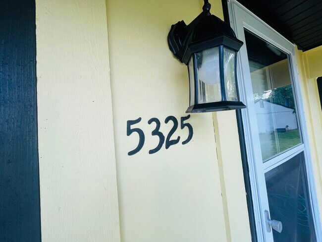 Building Photo - 5325 Lobo Dr