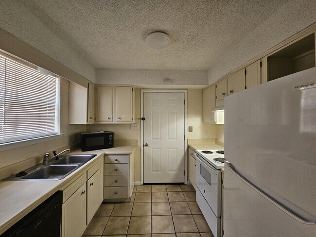 Foto del edificio - "Charming 3-Bed, 2-Bath Retreat on Scotland Terrace – Your Perfect Pensacola Escape!"