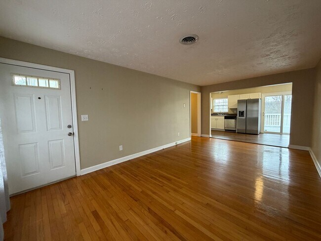 Building Photo - Nice 3 bedroom/1.5 bath home for rent in E. Morristown, Tennessee