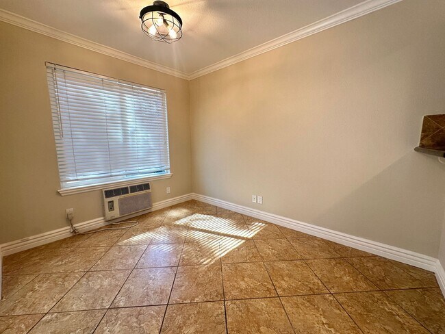 Building Photo - Charming 2 bed 1.5 bath Spanish Style Cond...
