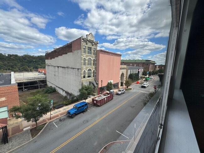 Foto del edificio - Penthouse above Benny's Pizza