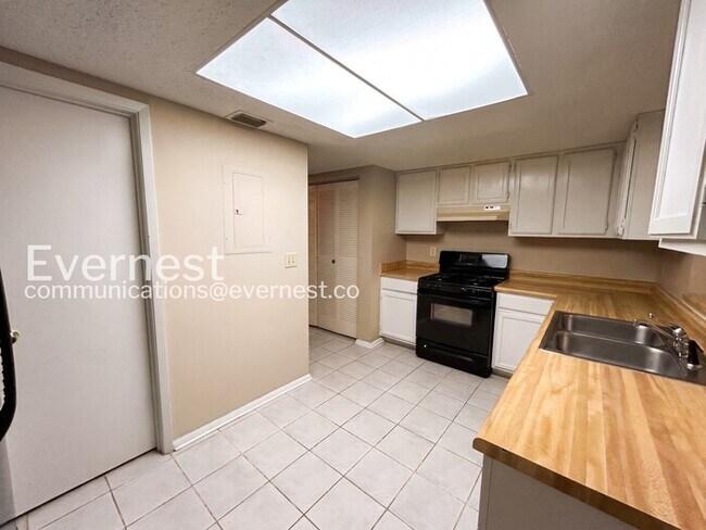 Foto del edificio - Spacious 2 Bed, 2 Bath Condo with Modern Amenities / No Pets Allowed / Available No!