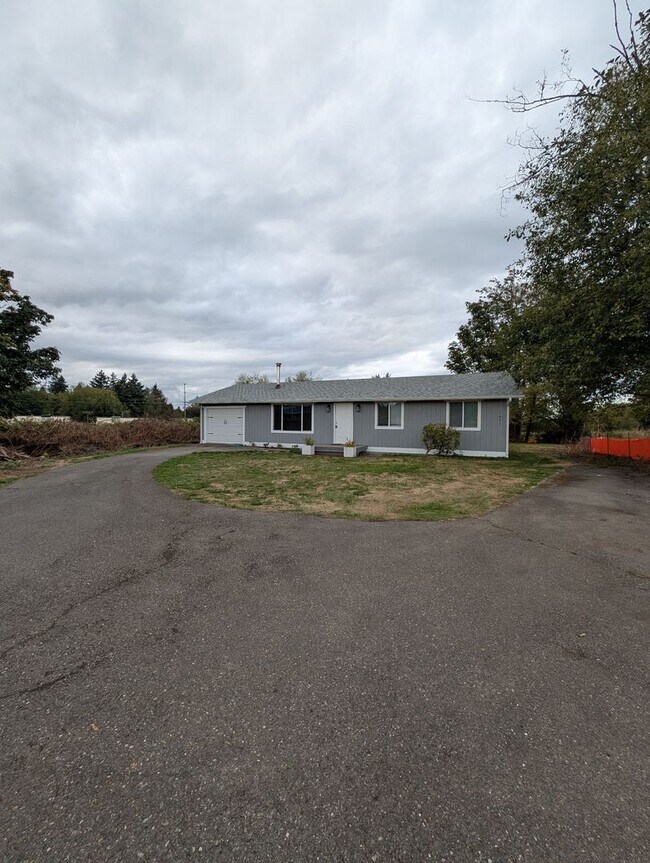 Foto del edificio - Newly Remodeled 3 Bedroom Home in Port Orc...