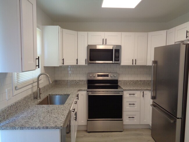 Foto del edificio - Remodeled One Bedroom Townhouse Apartment ...
