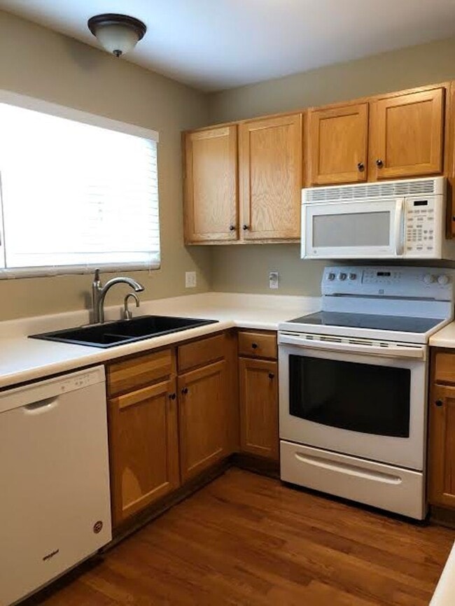 Building Photo - Beautiful 2bd, 2 ba 1,365 sq. ft. Condo, New Paint and Carpet, Fenced Yard, Close to Everything