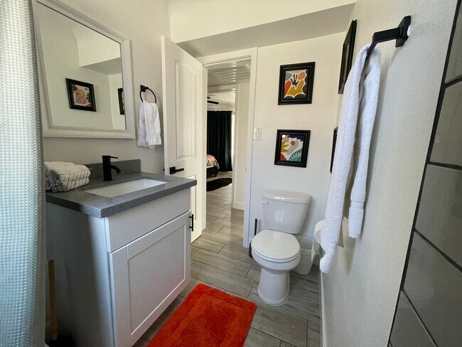 Bathroom - 1311 W Clarendon Ave