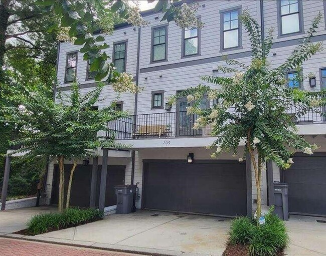 Building Photo - 709 Taylor Ct