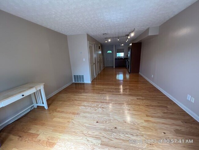Building Photo - Grandview 2 BR Condo