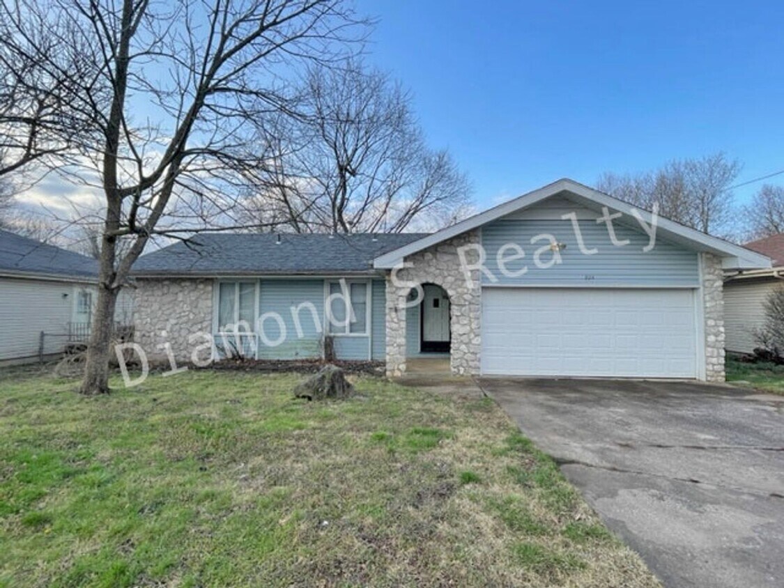 Foto principal - Charming 3 Bedroom Home Available Early July!