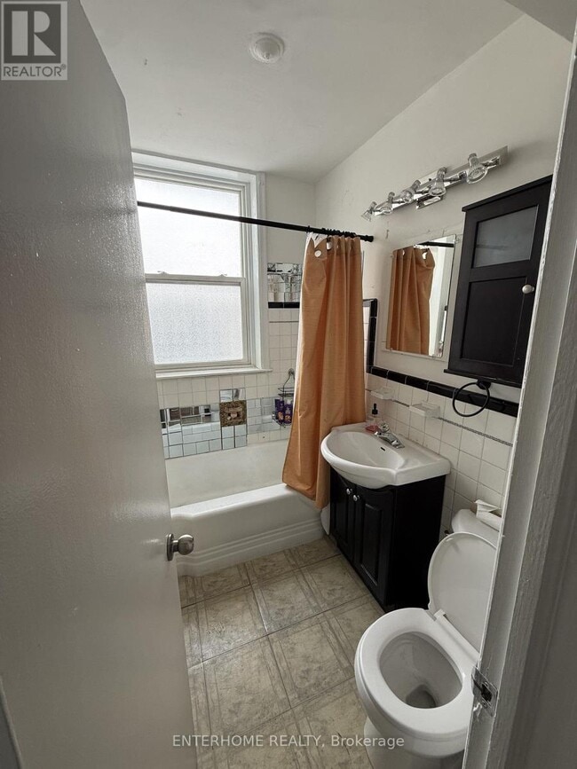 Building Photo - 51 Queen St E