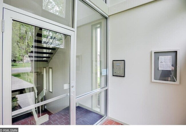 Foto del edificio - 6423 Colony Way