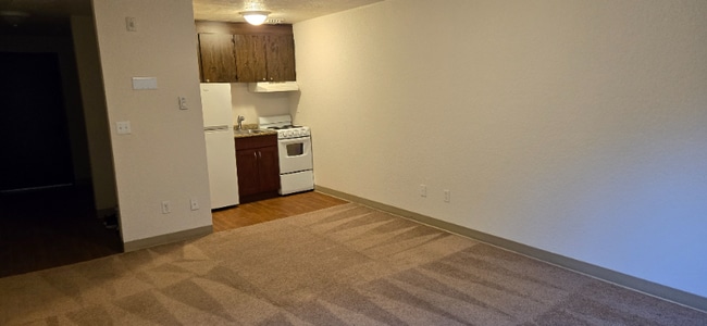 Building Photo - 1625 Kent Des Moines Rd