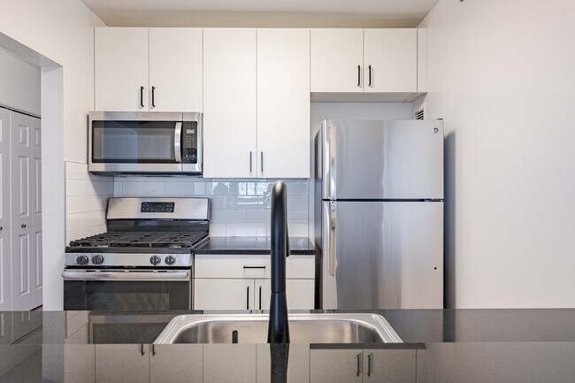 Sleek appliances and modern cabinetry - Newport Rentals