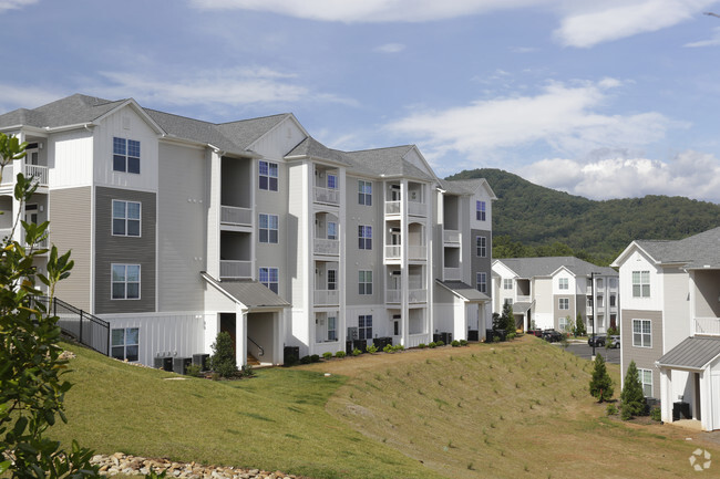 Foto del edificio - Riverstone Apartments at Long Shoals