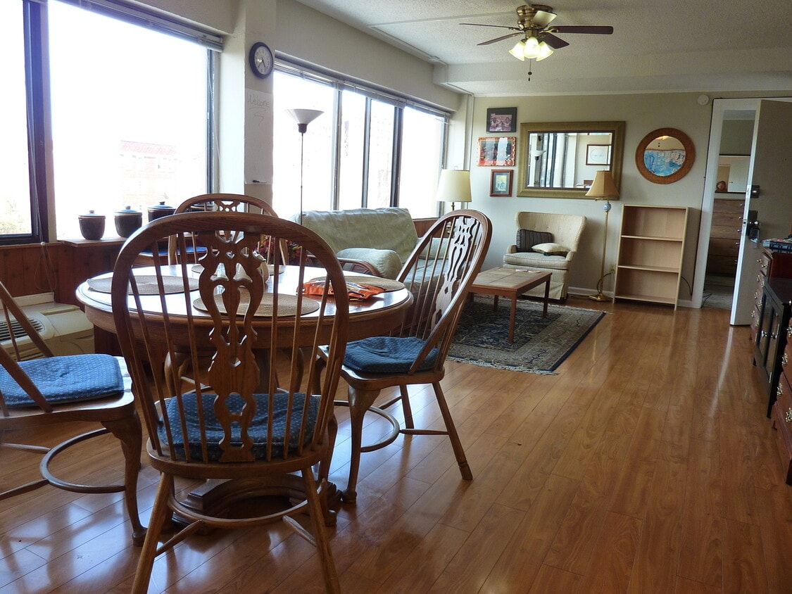 Foto principal - 1BR/1BA Penthouse Condo | University Tower...