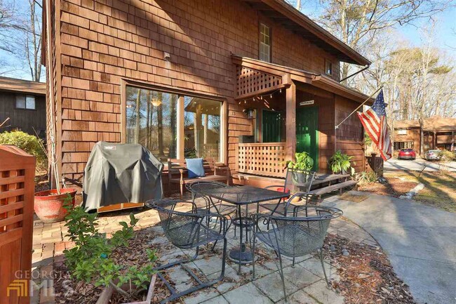 Building Photo - 13 Northlake Dr