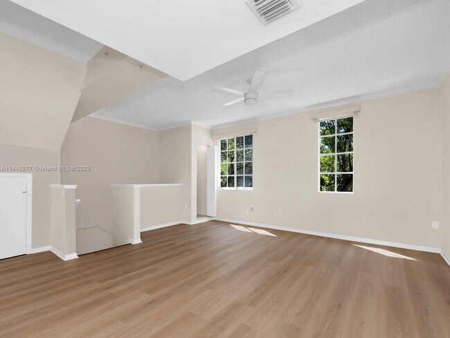 Foto del edificio - 2821 NE 185th St #404