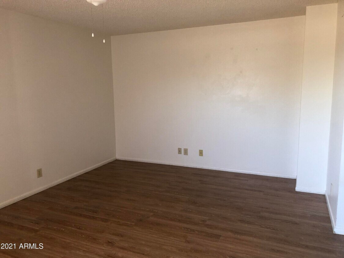 Foto del edificio - 6750 E Dallas St