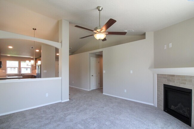 Building Photo - Newer 3 Bed/2 Bath Rambler in Pasco