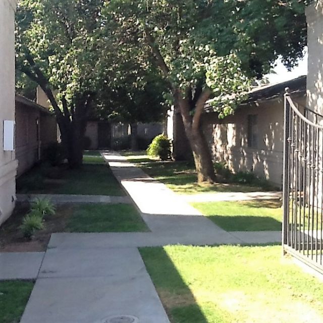 Building Photo - 5291 E Kings Canyon Rd
