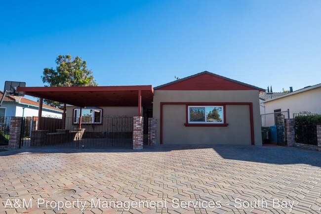 Building Photo - 1821 Briarwood Dr