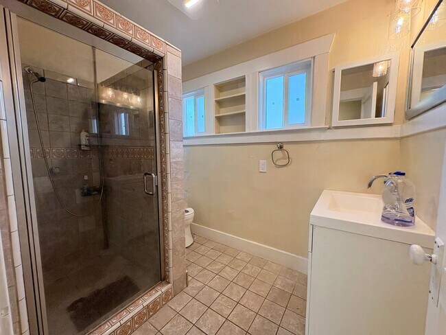 Foto del edificio - 210 Las Flores Ave