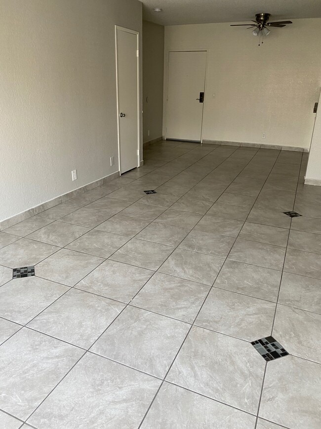 Foto del edificio - 13988-14000 Foothill Blvd