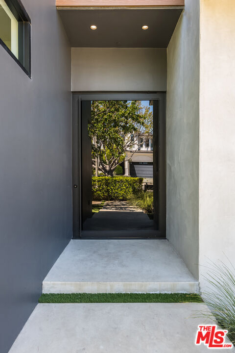Building Photo - 415 N Martel Ave