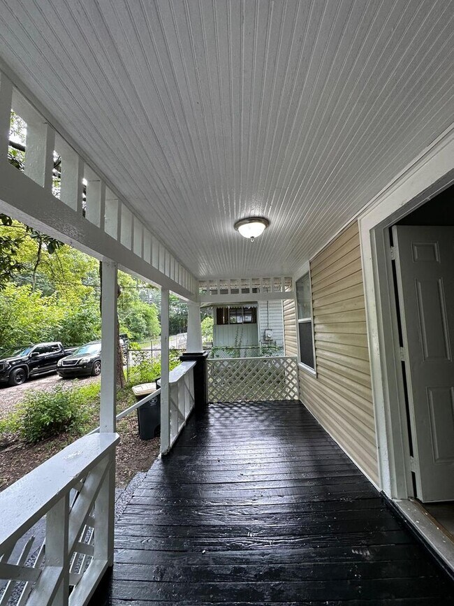 Building Photo - Fully renovated 3/1 single family home ava...