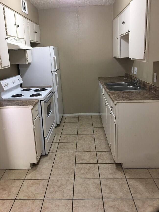 Building Photo - 800 Rambler Dr
