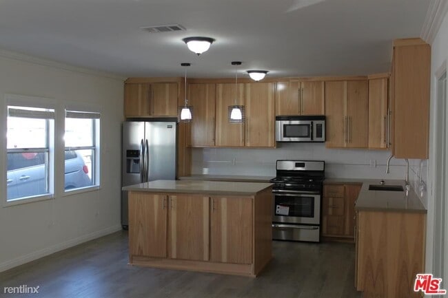Building Photo - 5 br, 3.5 bath House - 3330 Hamilton Way
