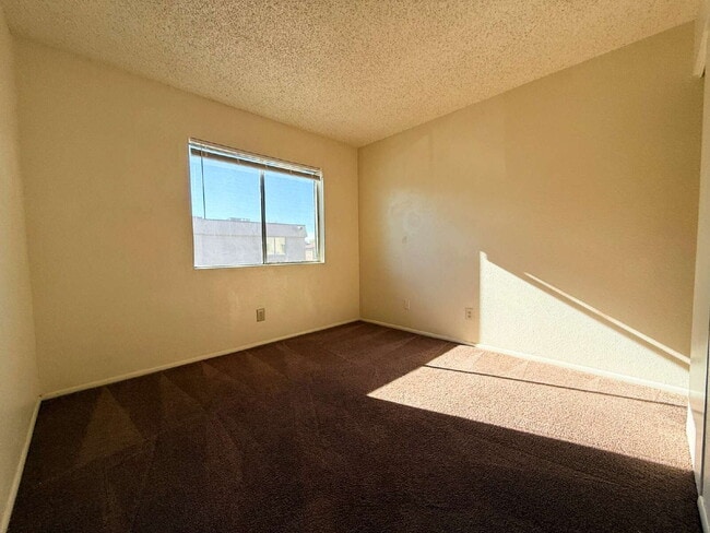 Building Photo - "Charming 2-Bedroom Oasis in Phoenix with ...