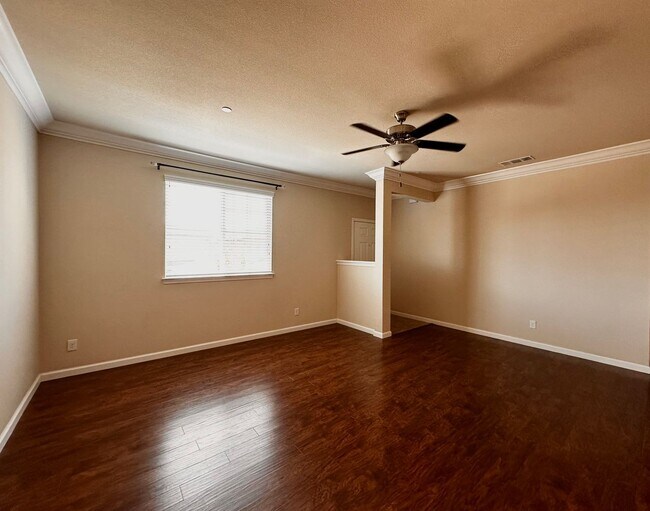 Foto del edificio - 4 BEDROOM TOWNHOUSE IN CENTRAL REDDING